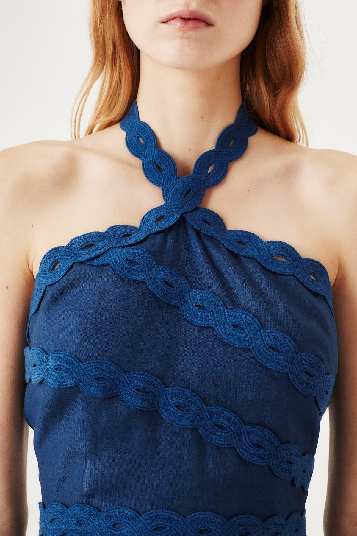 Robe courte à ruban tresse