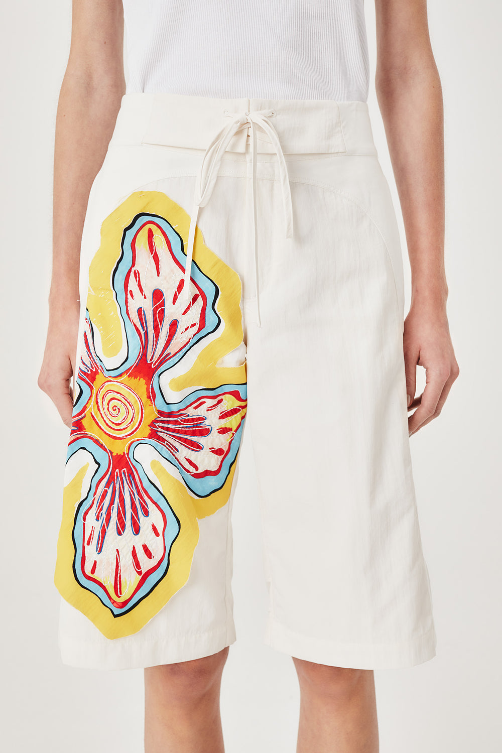 Bermuda shorts with a drawstring