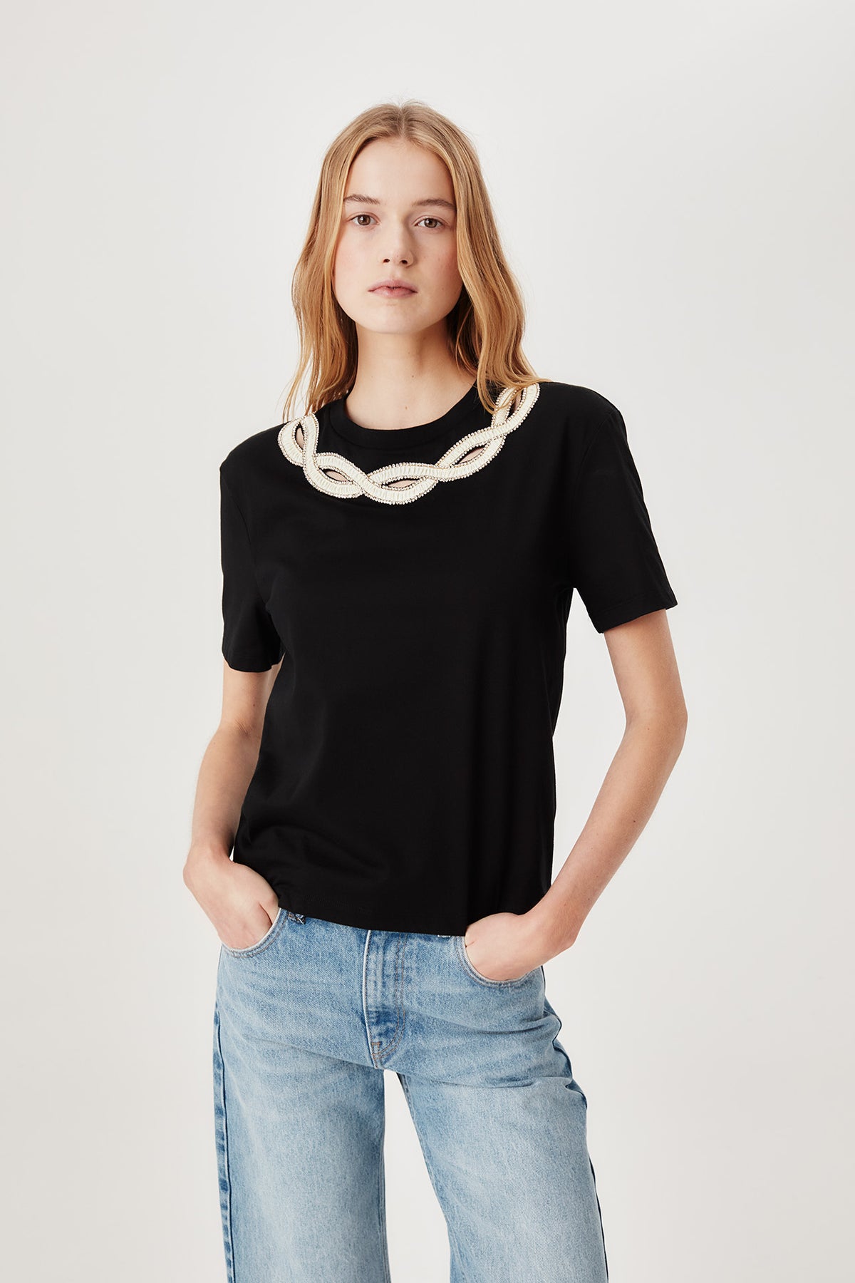 Camiseta con cuello tresse