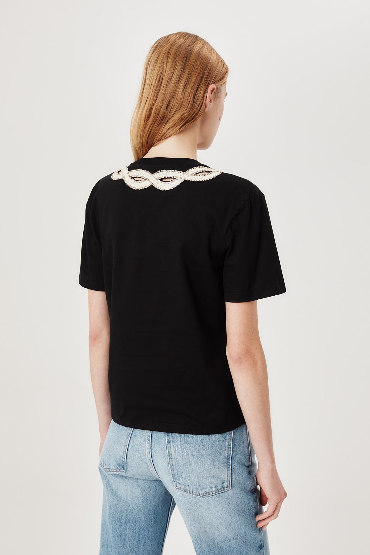 Camiseta con cuello tresse