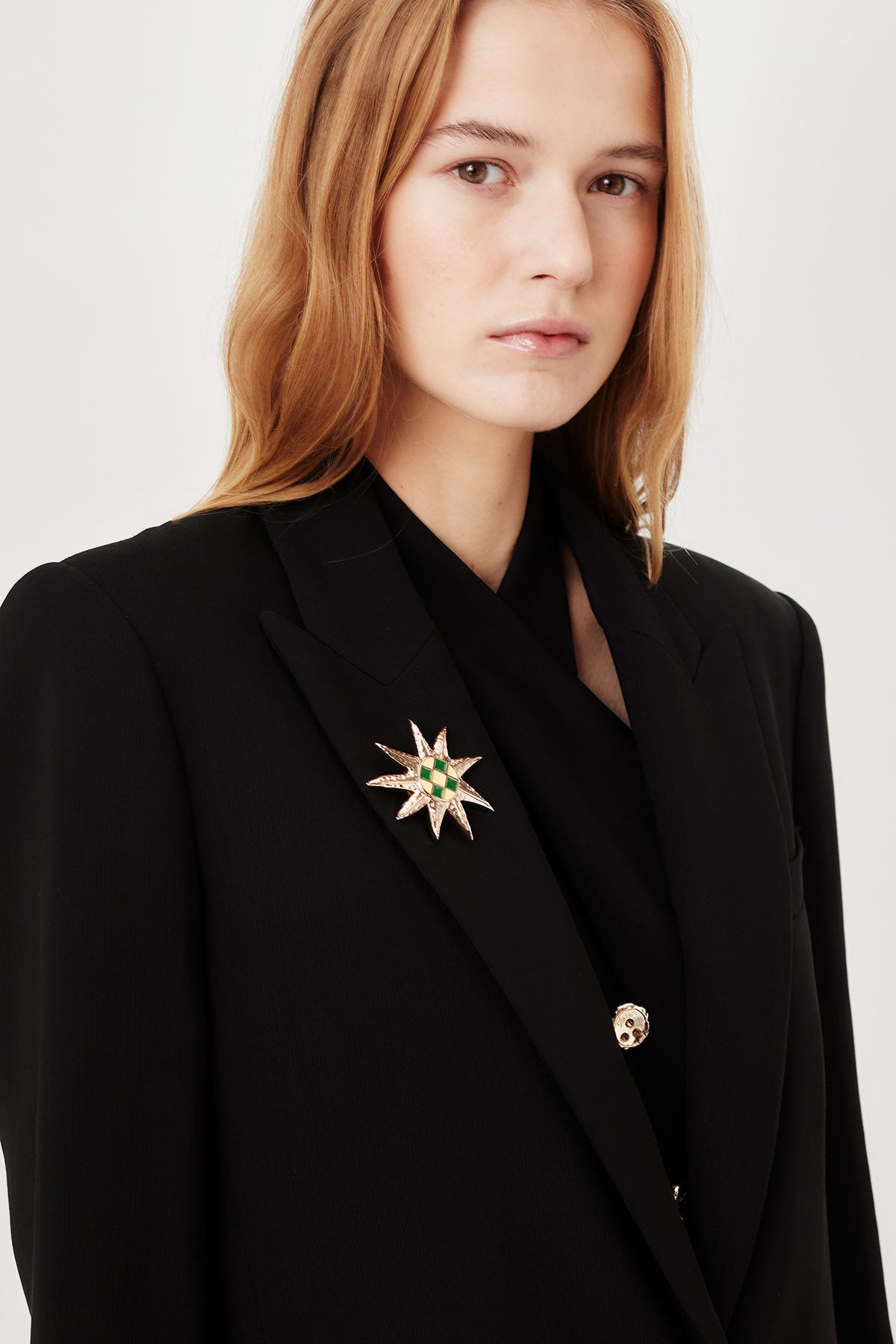 Chaqueta sastre con broche de sol