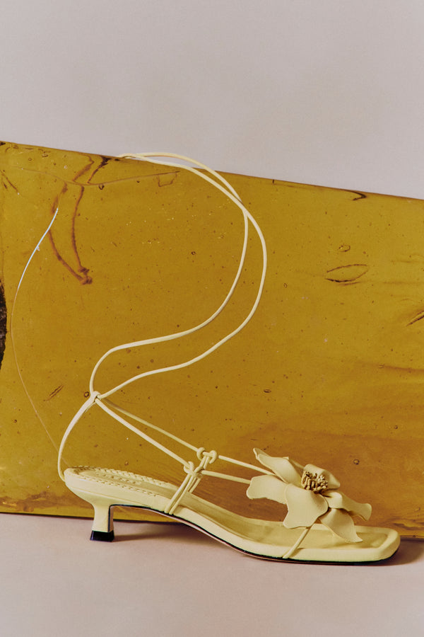 Sandales à talons avec fleur