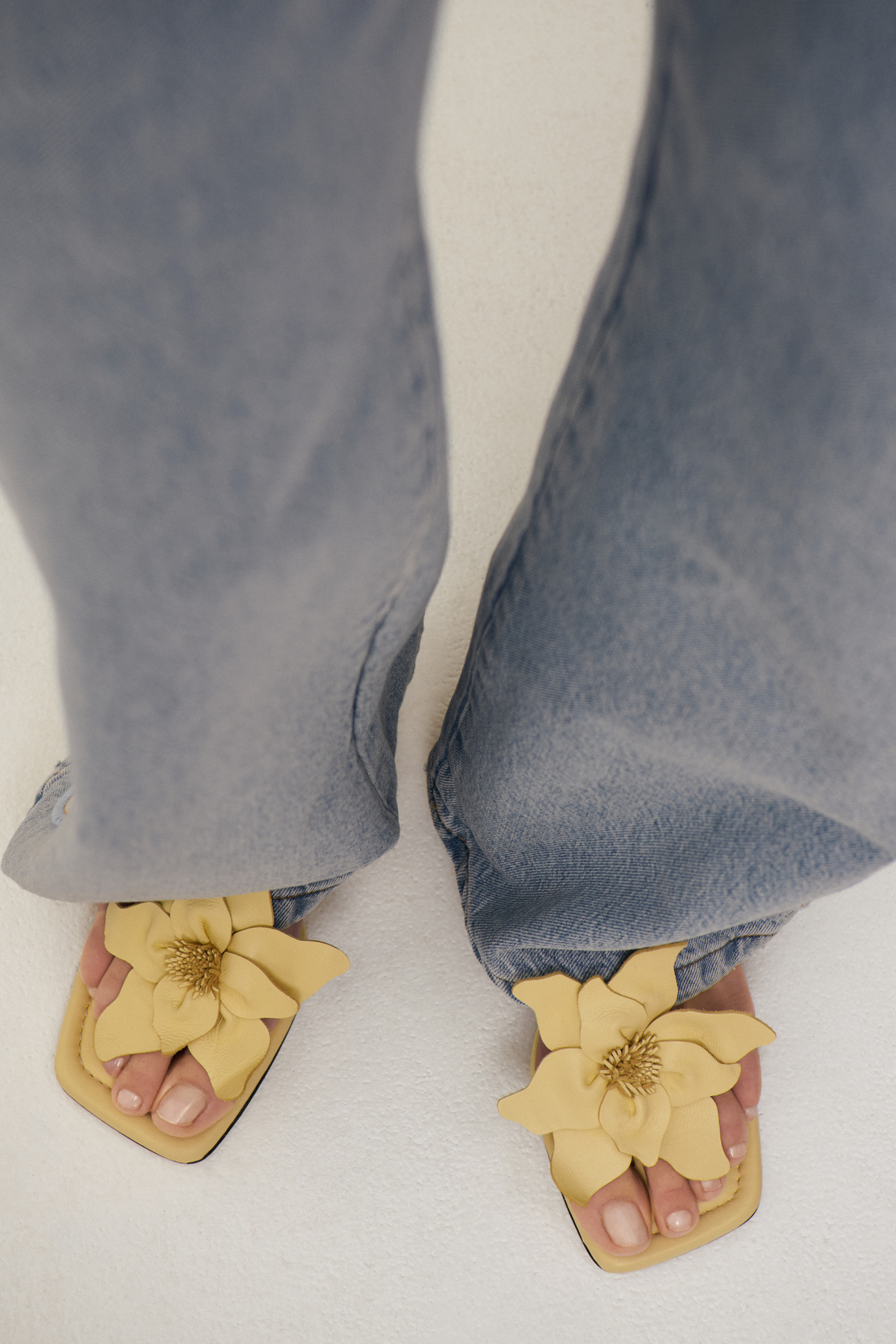 Heeled sandals with flower