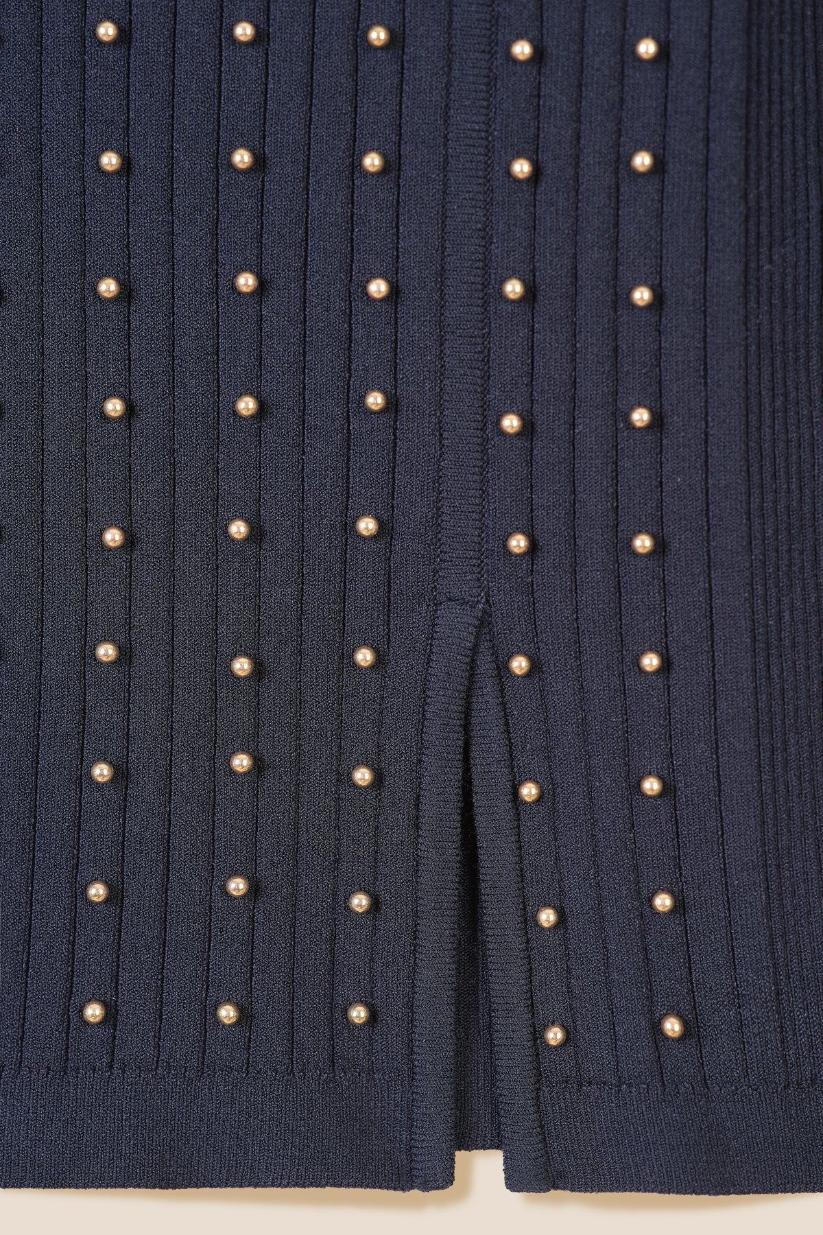 Pull orné de billes dorées