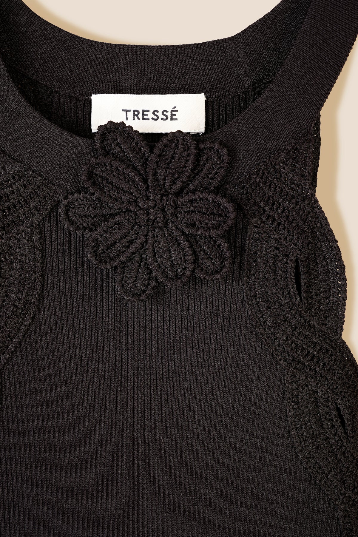 Abito in maglia con fiore all'uncinetto