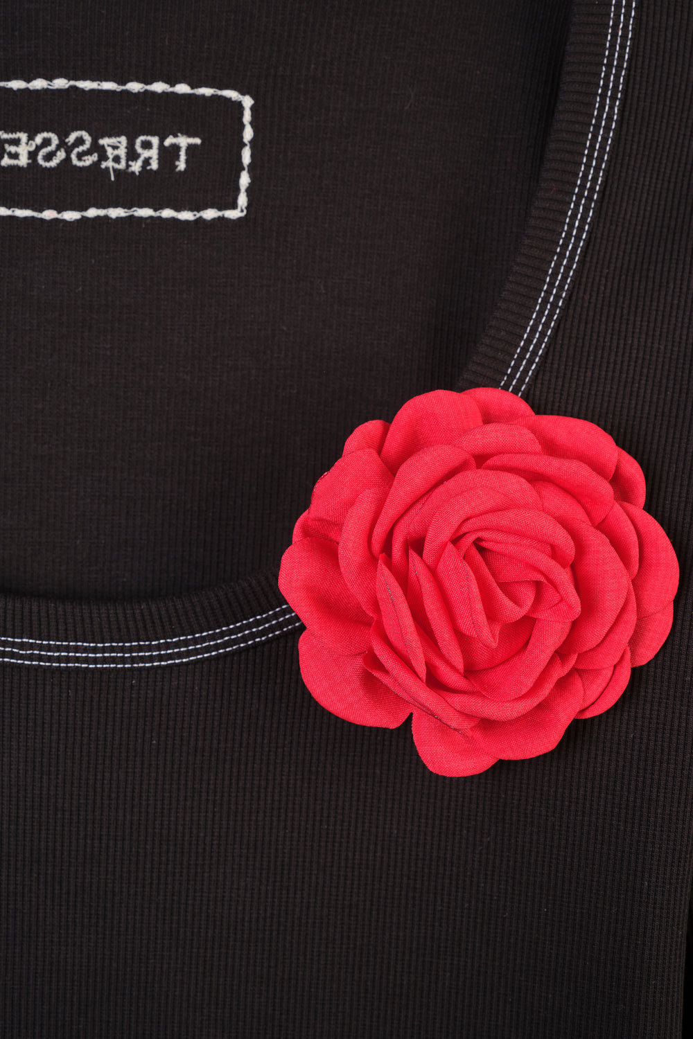 Top avec broche fleur
