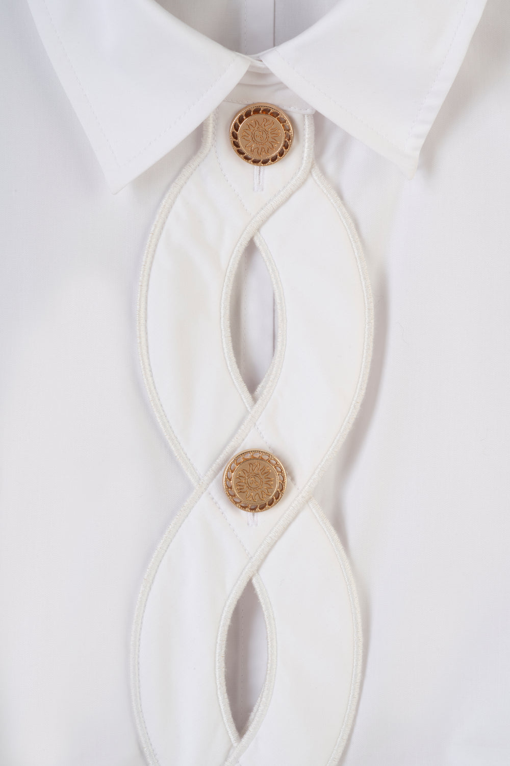 Short shirt with braid opening