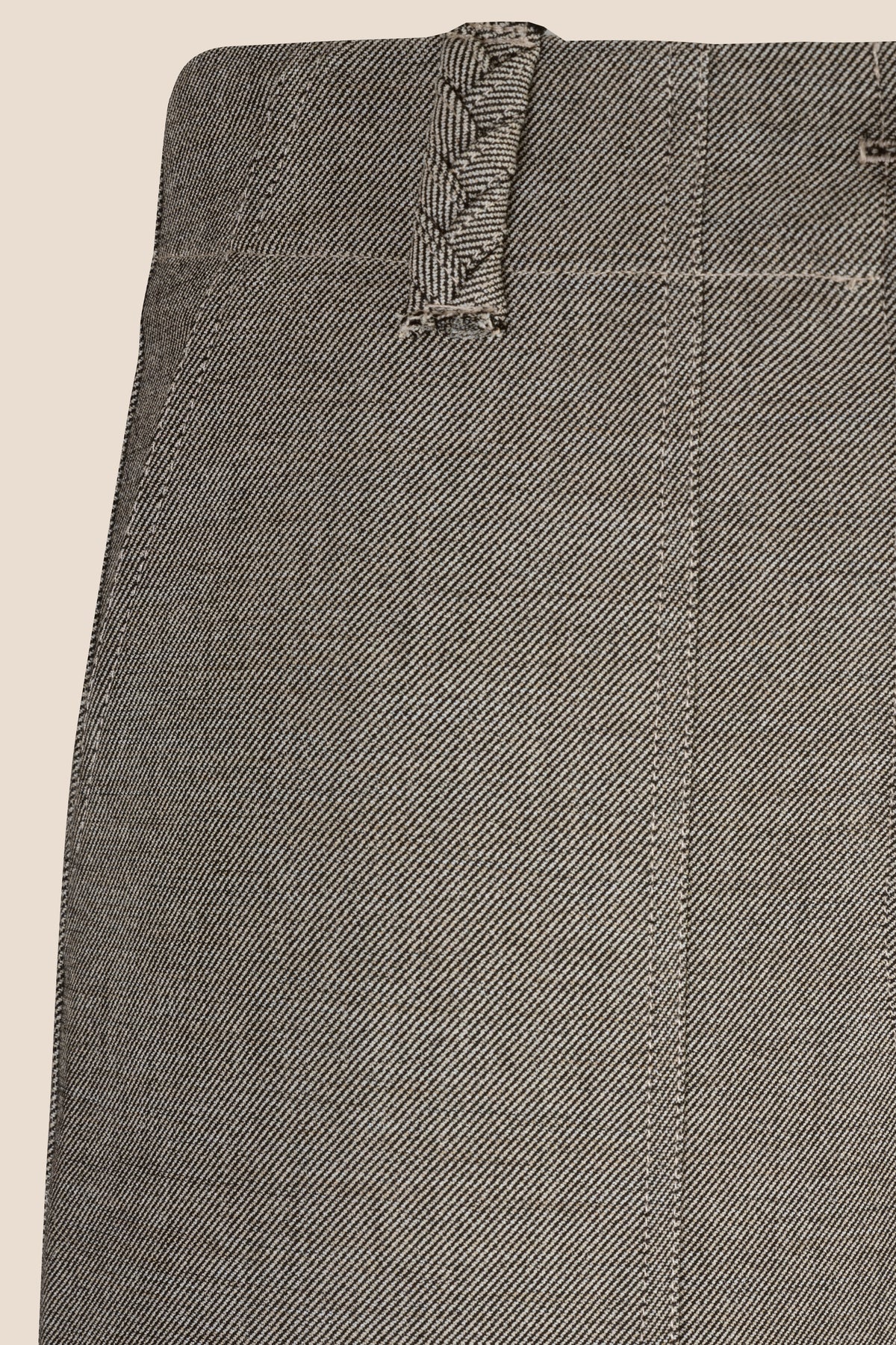 Pantalon tailleur à poches plaquées
