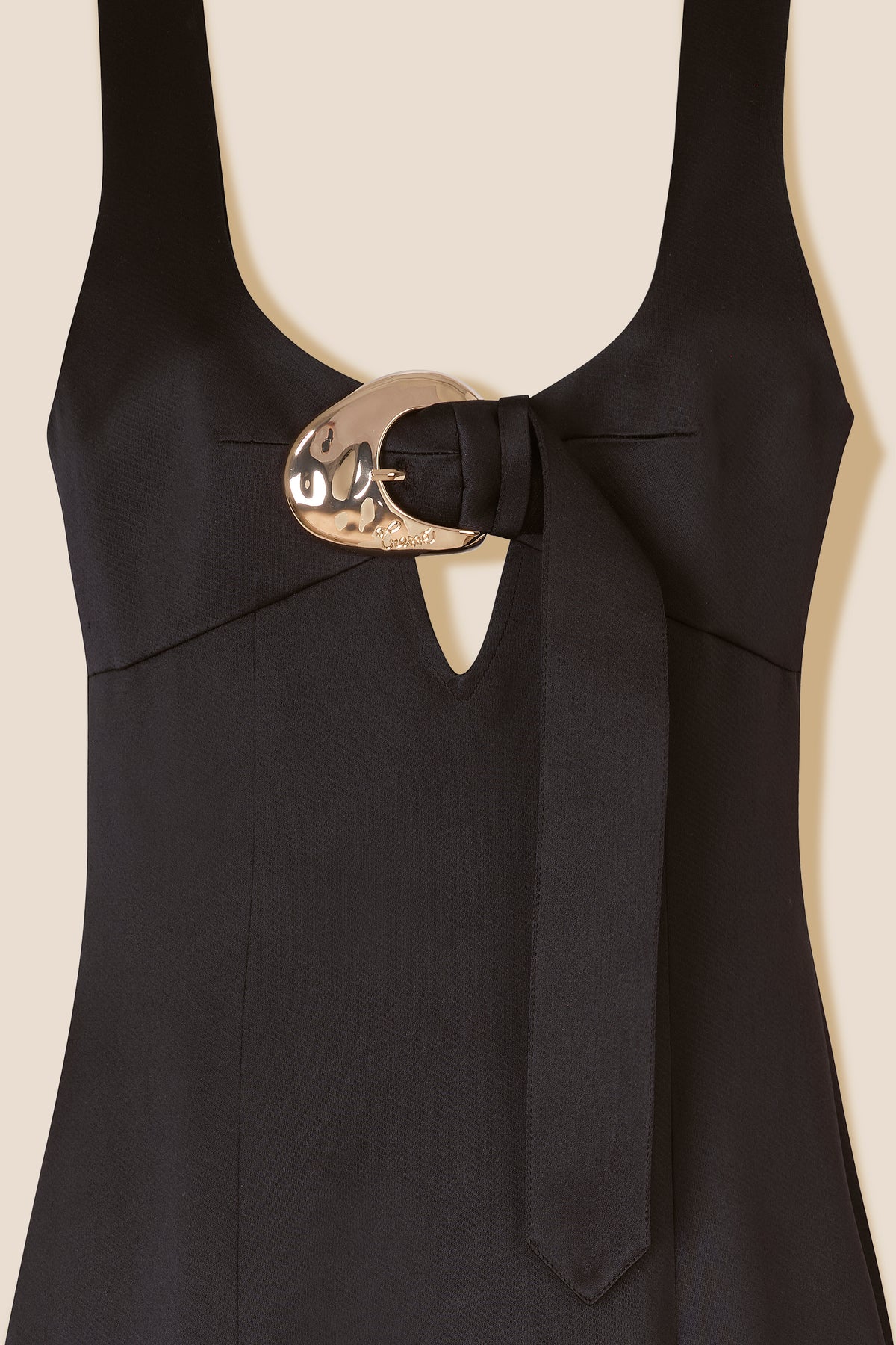 Robe longue en satin noir