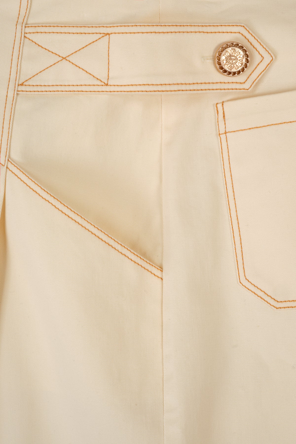 Ecru Bermuda shorts with contrast topstitching