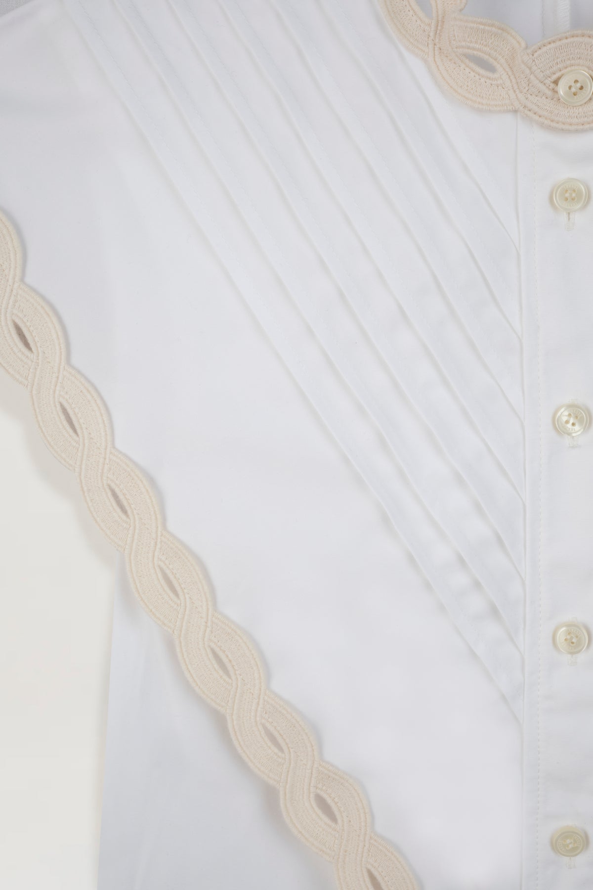 Taillierte Bluse mit plissiertem Latzteil
