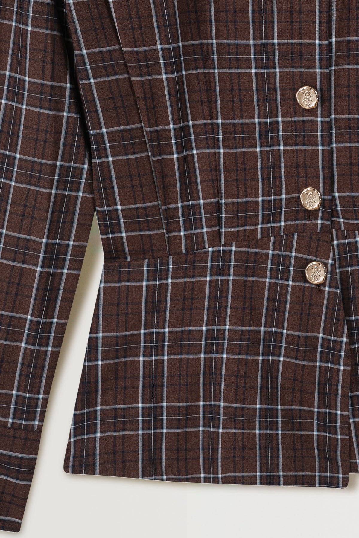 Chemise à carreaux et boutons dorés