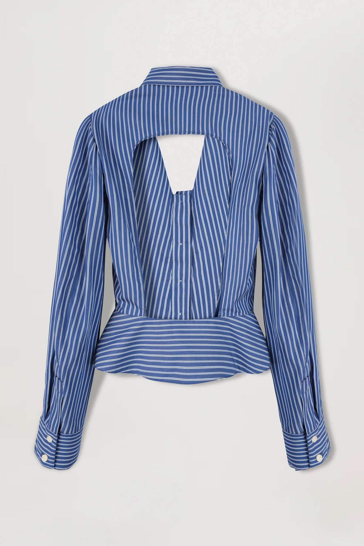 Camisa con espalda descubierta
