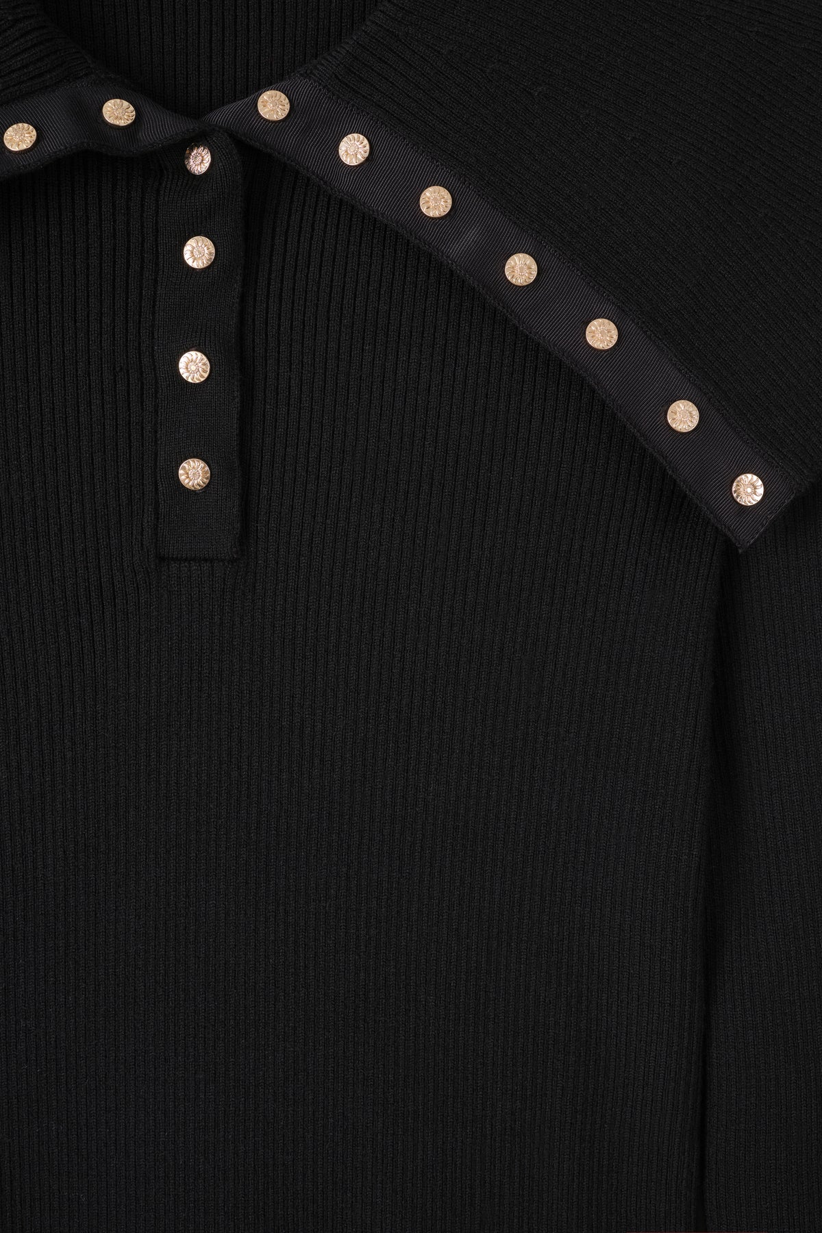 Maglione sottile con colletto ampio risvoltato