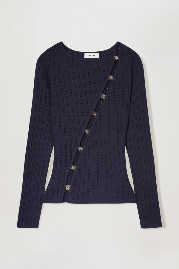 Knit top with an opening and gold jewelry