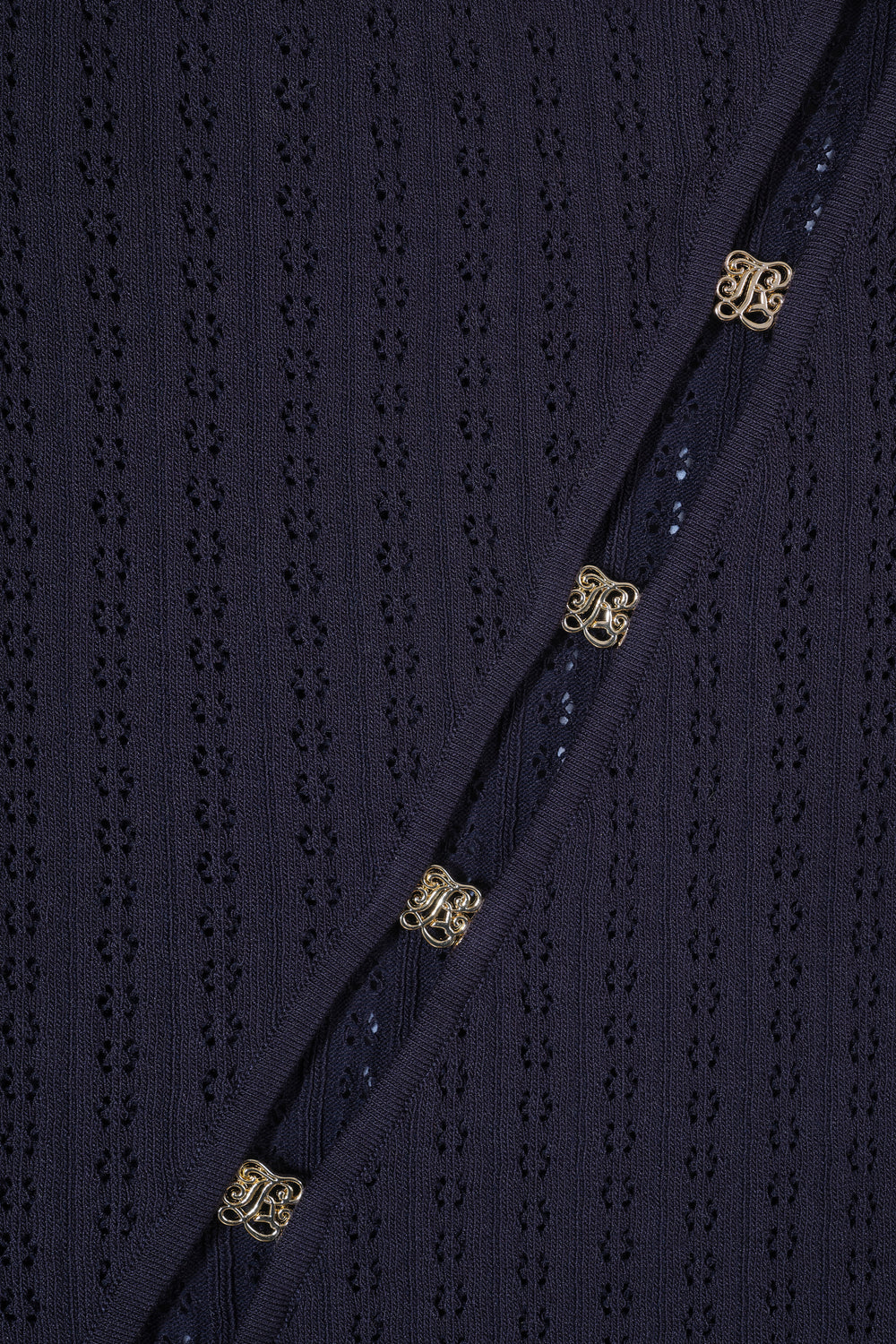 Knit top with an opening and gold jewelry
