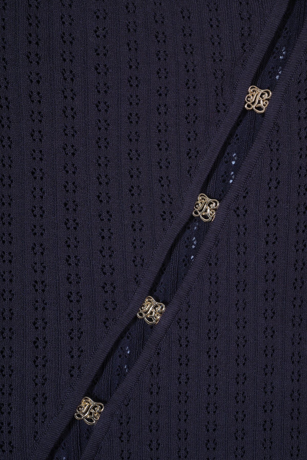 Top en maille à ouverture et bijoux dorés