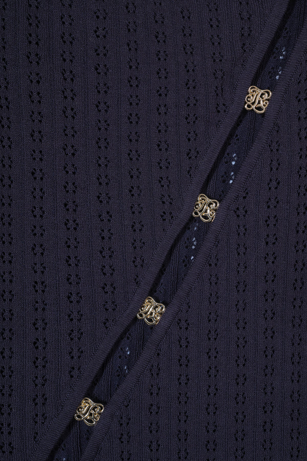 Knit top with an opening and gold jewelry
