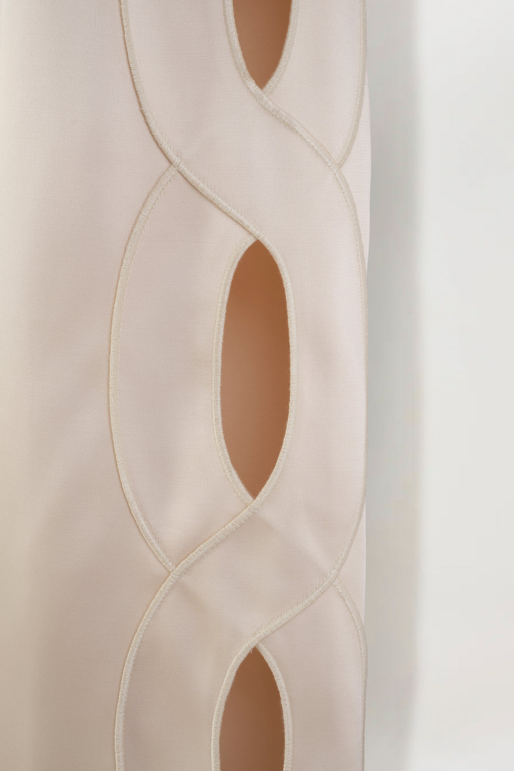 Pantalon en satin à ouverture tresse