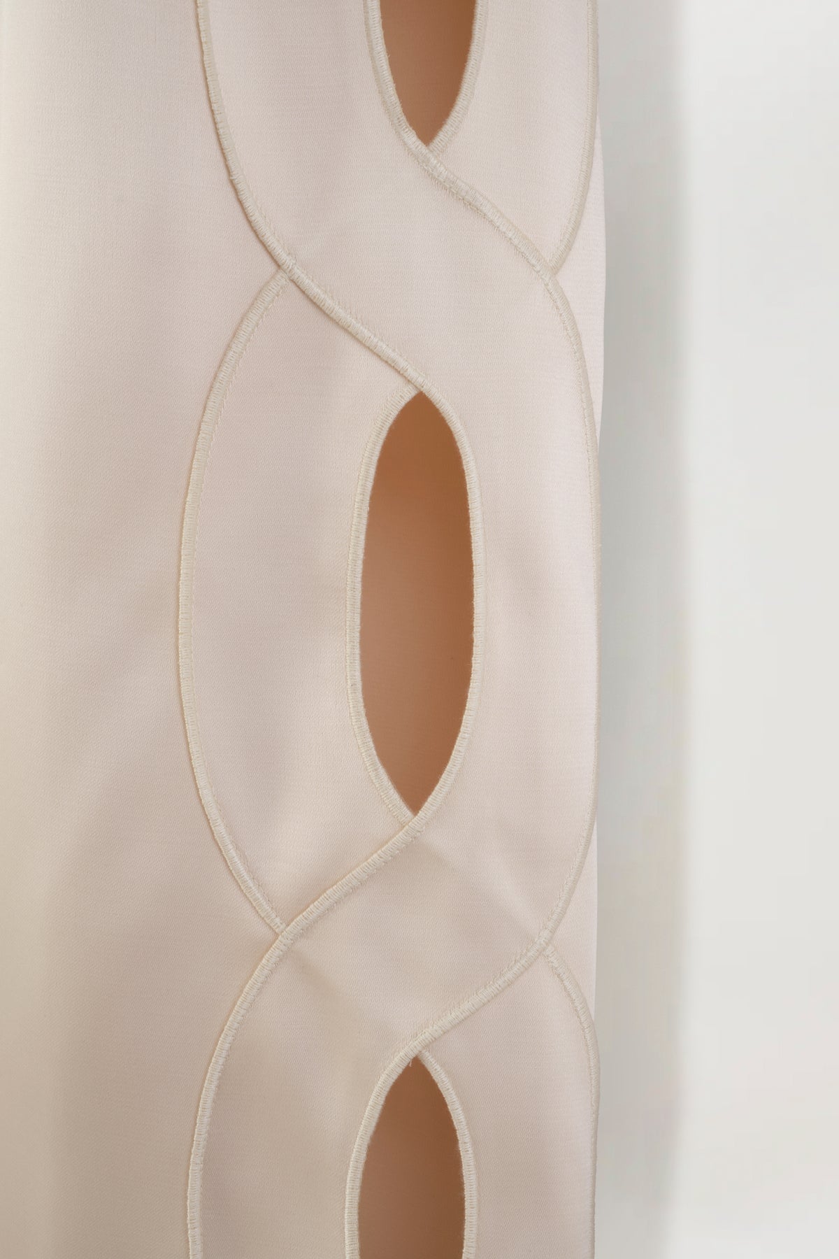 Pantalón de satin con abertura tresse