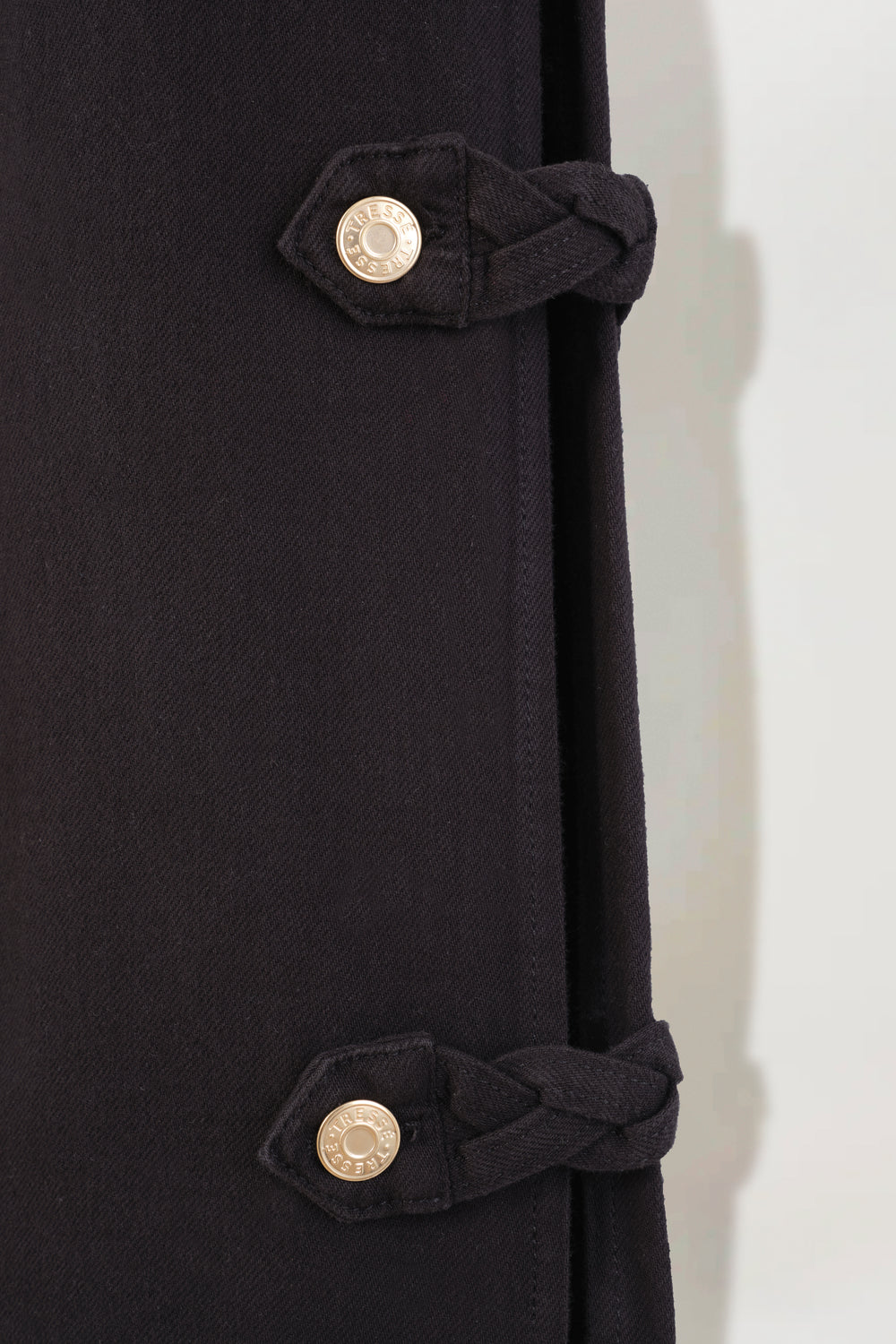 Denim noir ouvert aux côtés avec pattes tressées