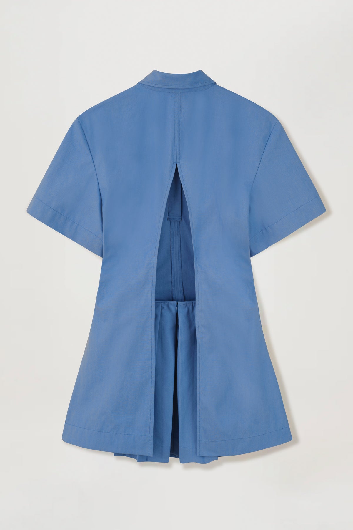 Plissiertes Kleid mit freiem Rücken