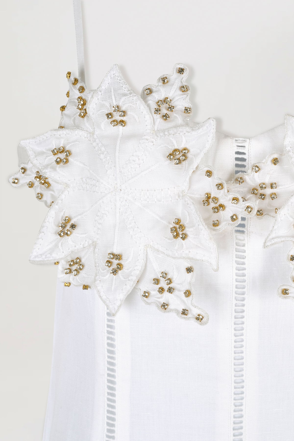 Langes Kleid mit blumenverziertem Oberteil