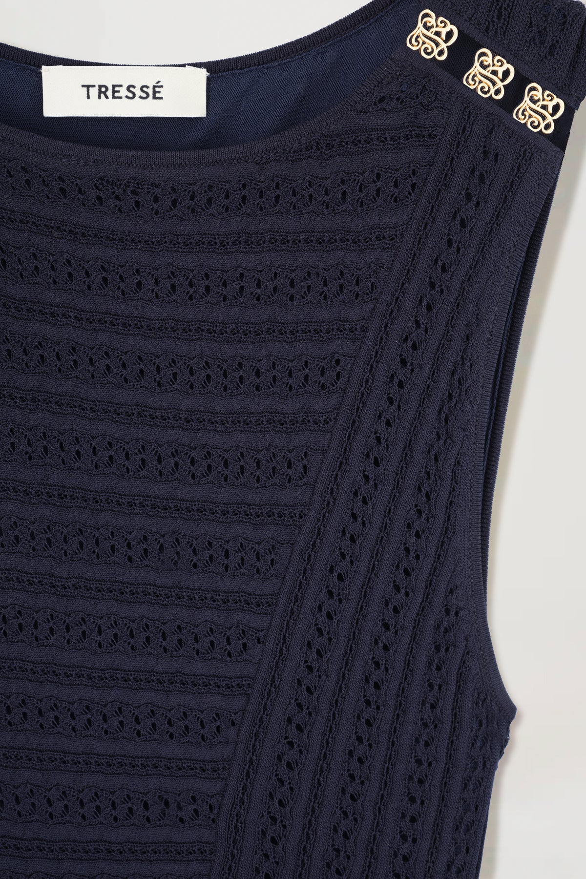 Langes Strickkleid mit goldfarbenen Schmuckelementen