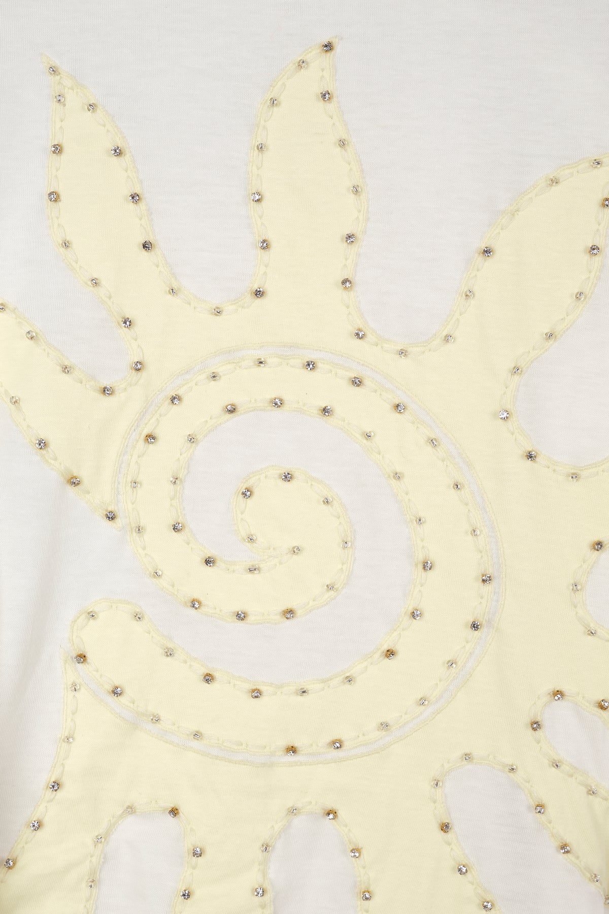 Tailliertes T-Shirt mit Strassstickerei