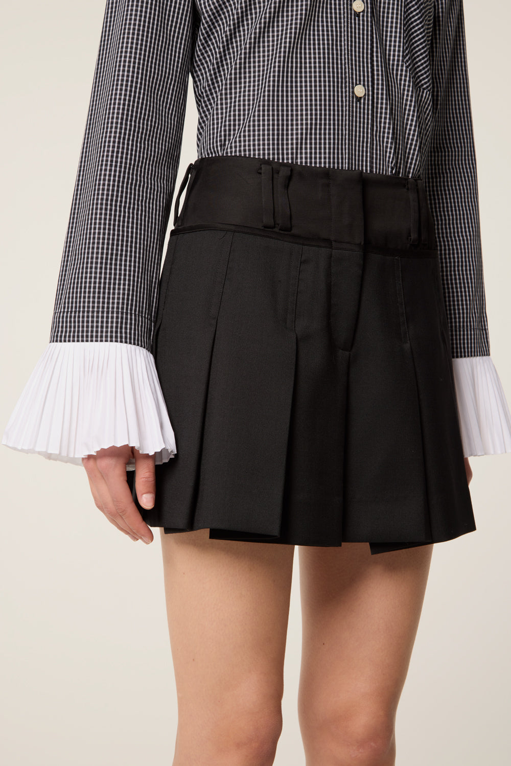 Short pleated skirt