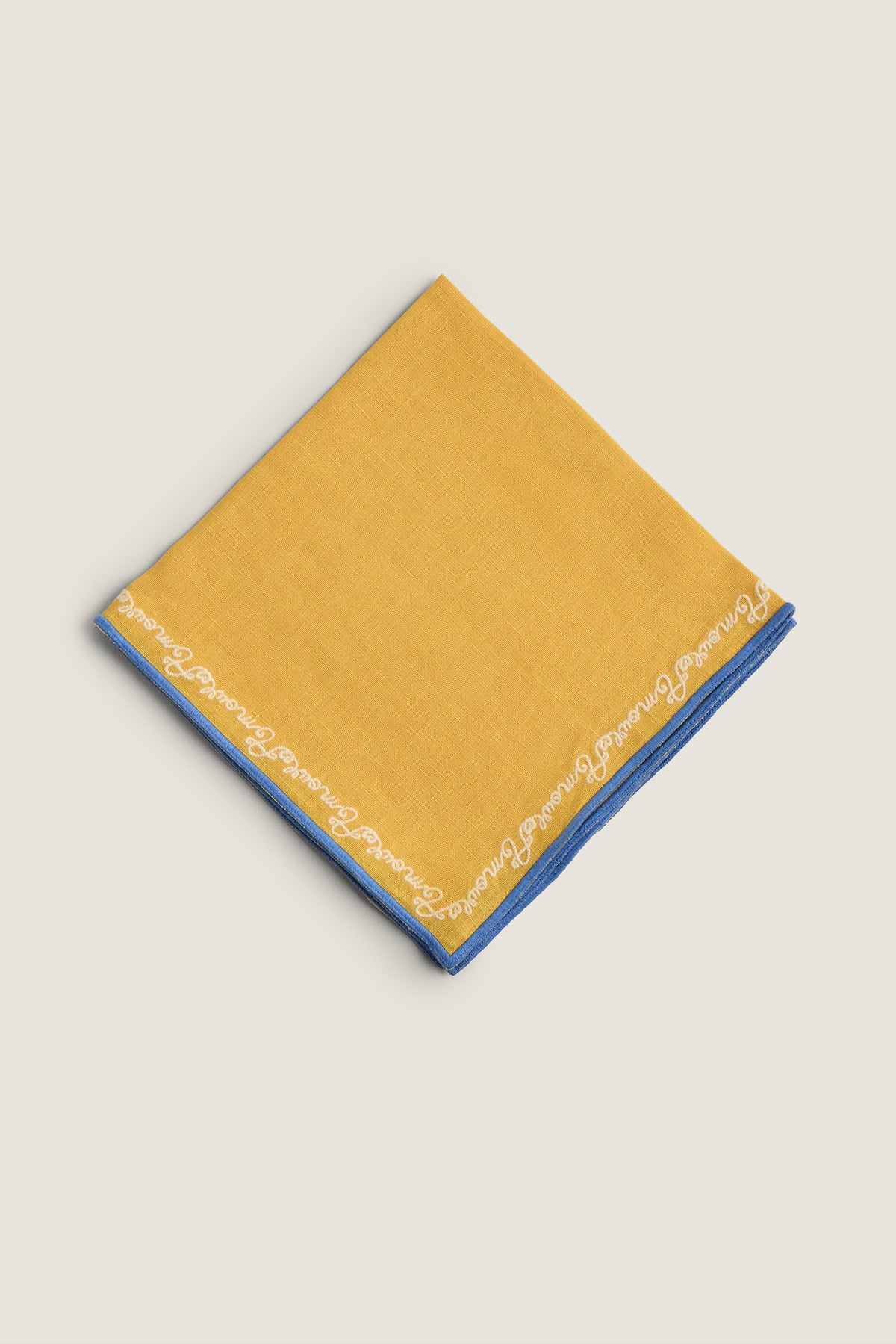 Honiggelbe Stoffserviette mit Amour-Stickerei