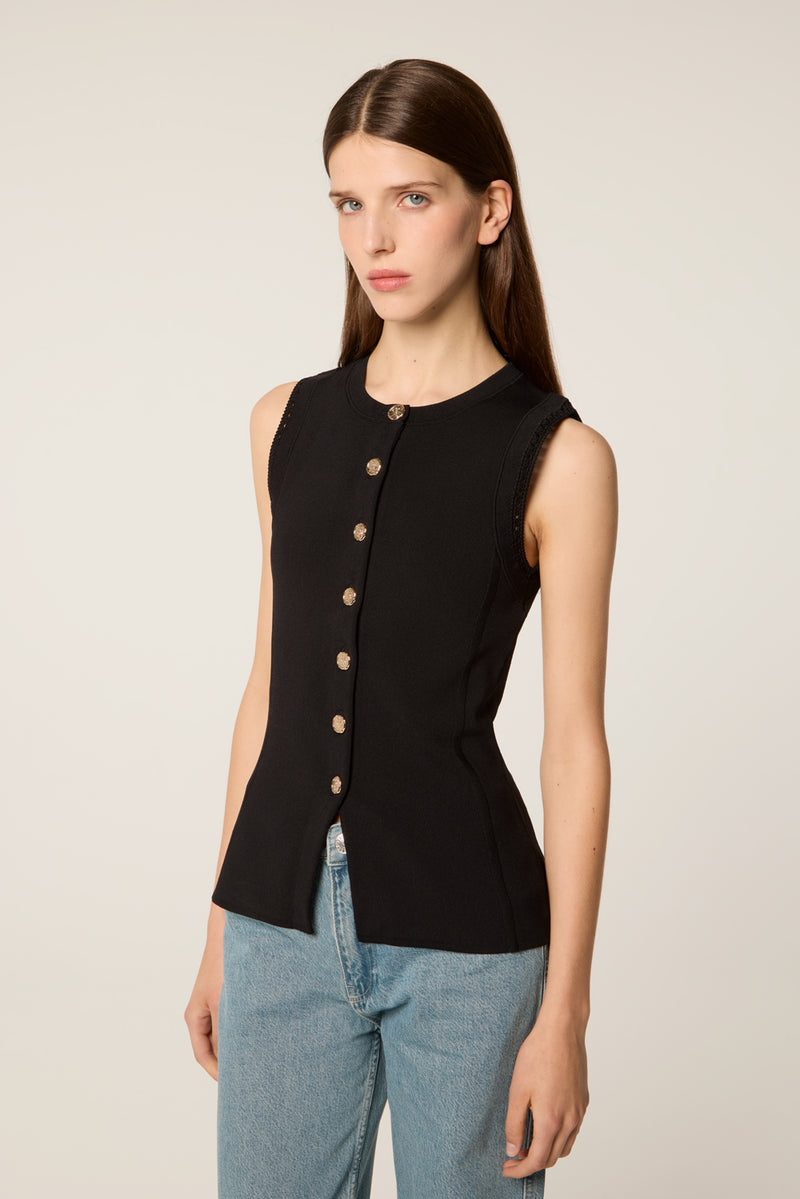 Buttoned mesh top