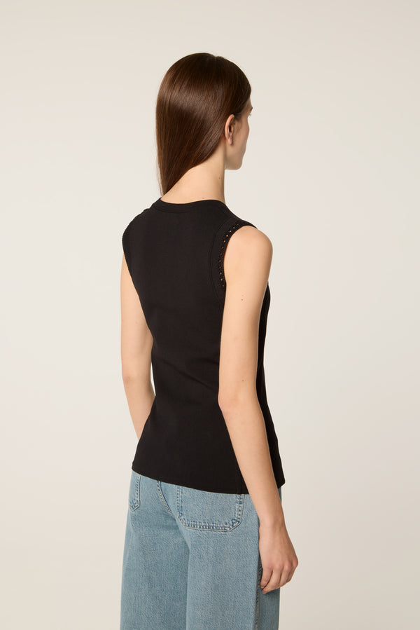 Buttoned mesh top