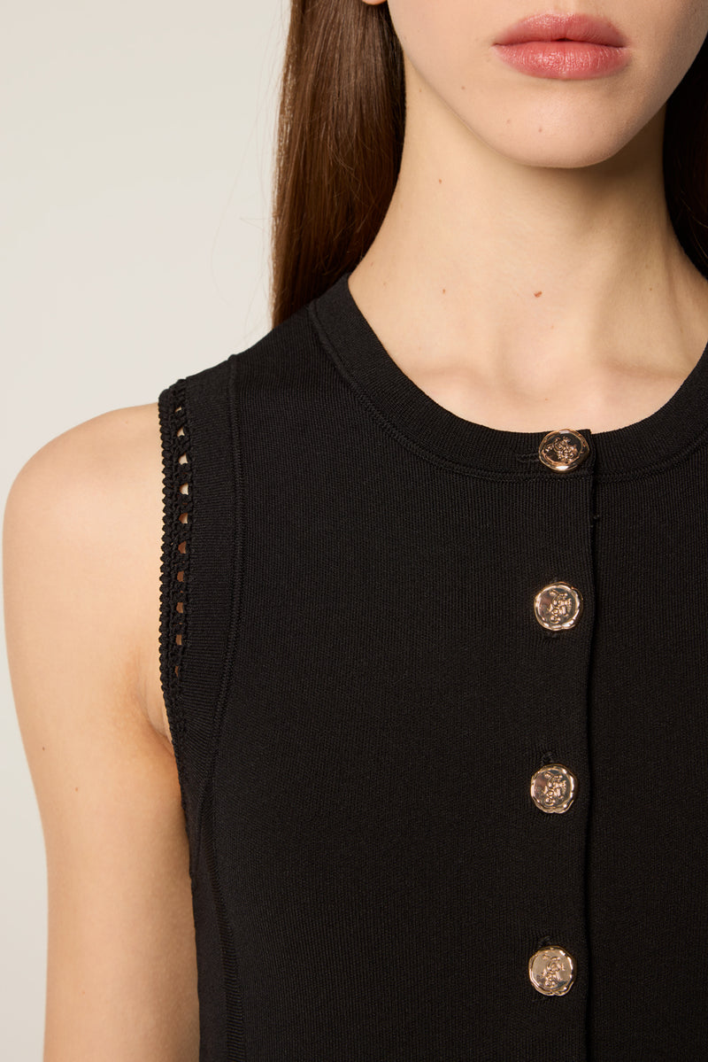 Buttoned mesh top