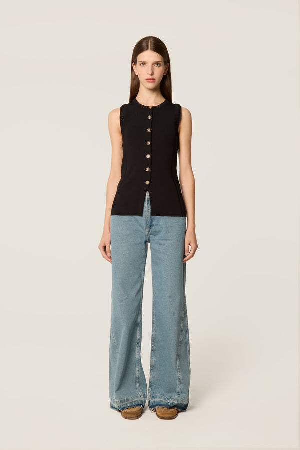 Buttoned mesh top