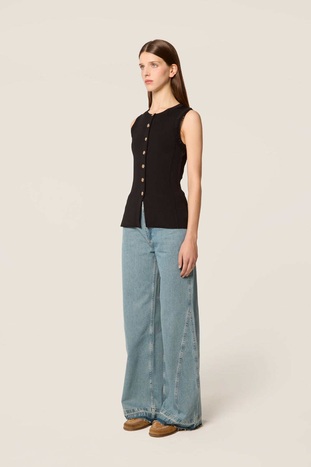Buttoned mesh top