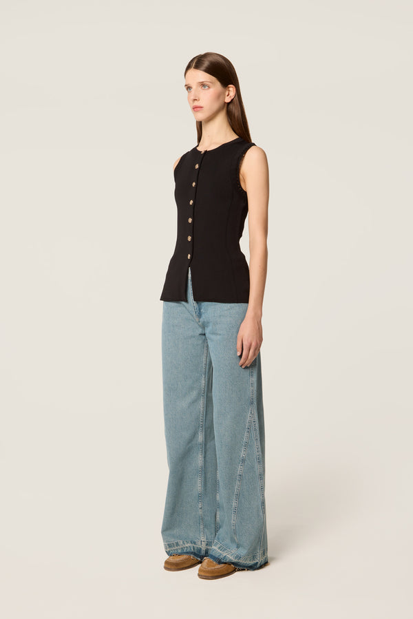 Buttoned mesh top