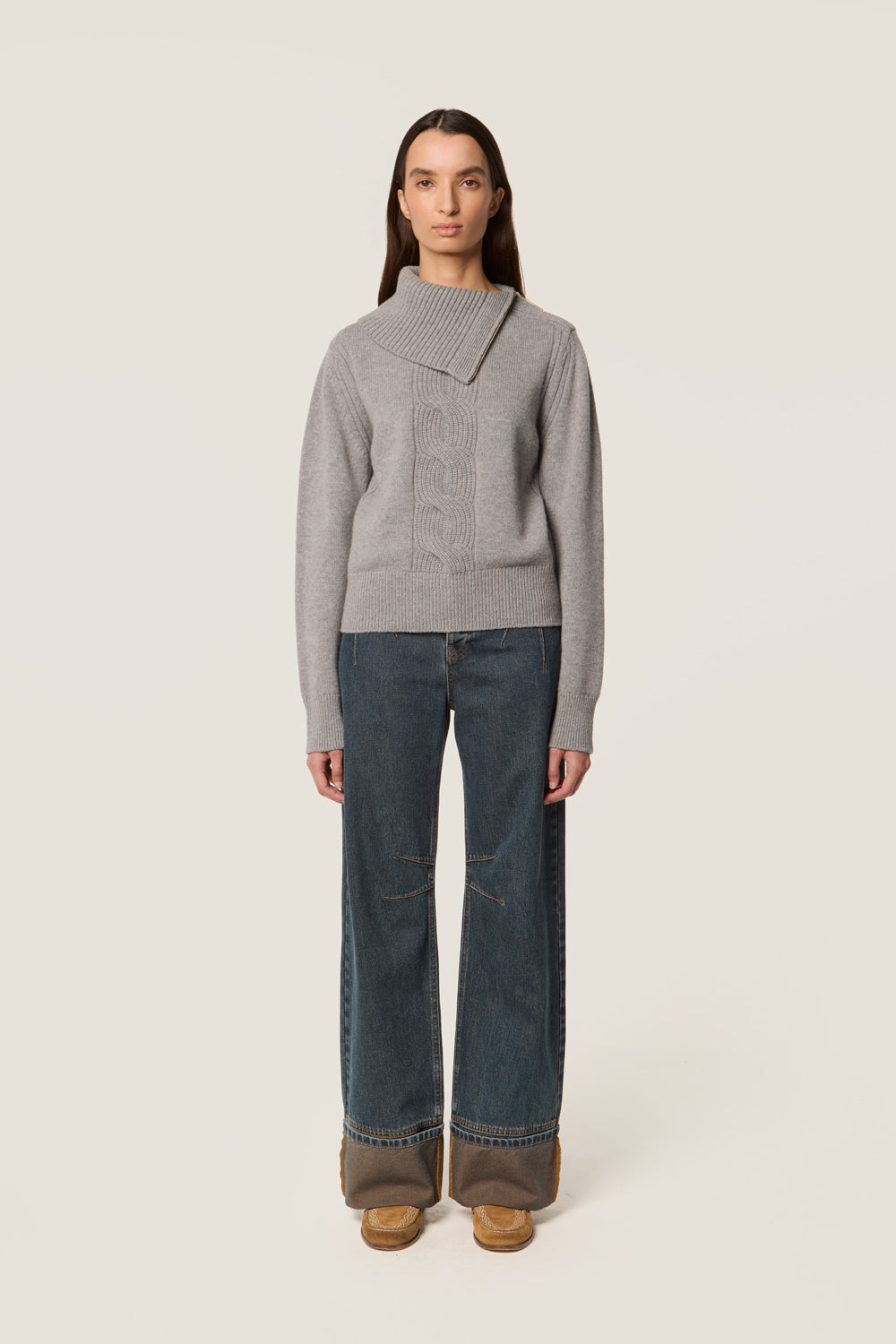 Maglione asimmetrico con chiusura
