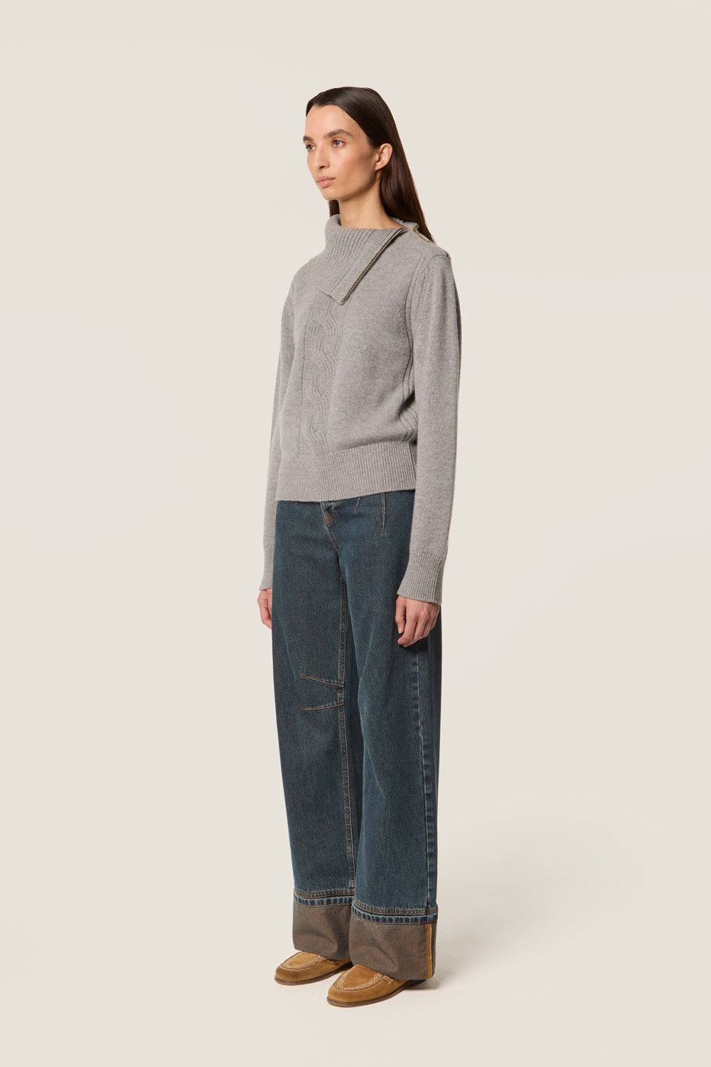 Maglione asimmetrico con chiusura