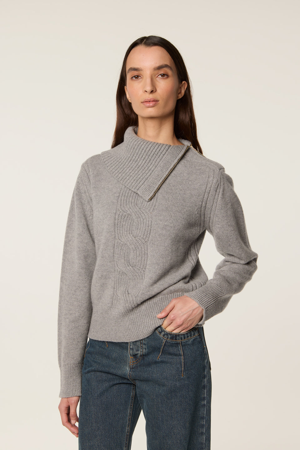 Pull asymétrique à fermeture