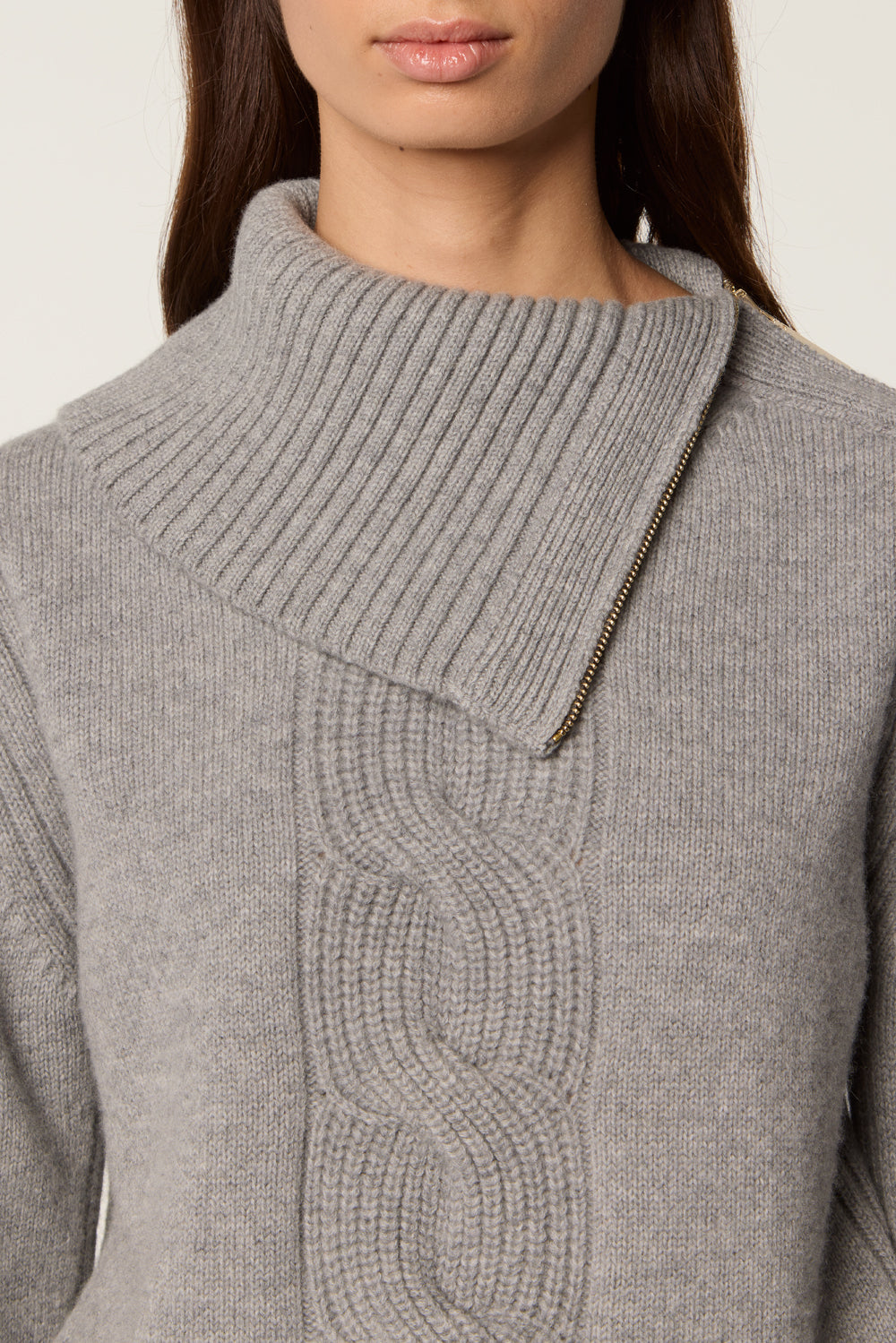 Maglione asimmetrico con chiusura