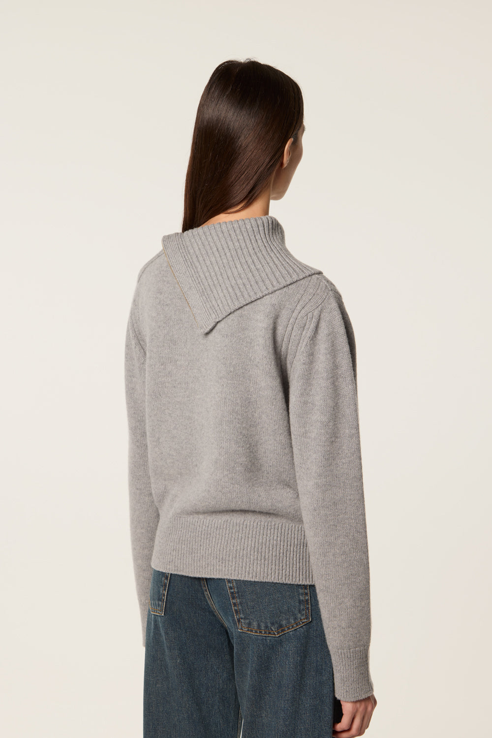 Maglione asimmetrico con chiusura