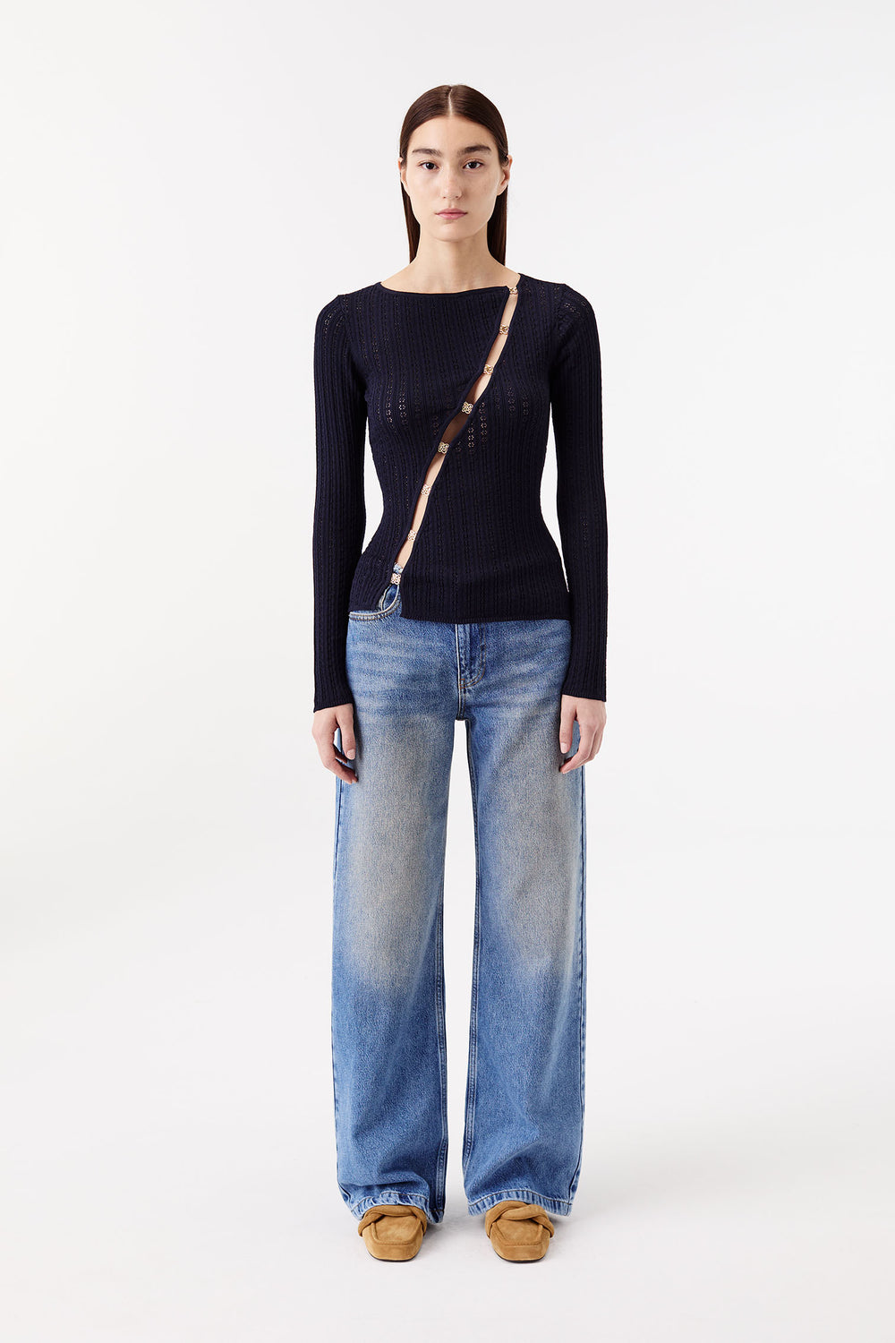 Knit top with an opening and gold jewelry