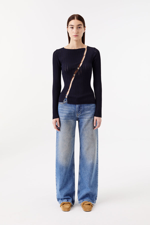 Knit top with an opening and gold jewelry