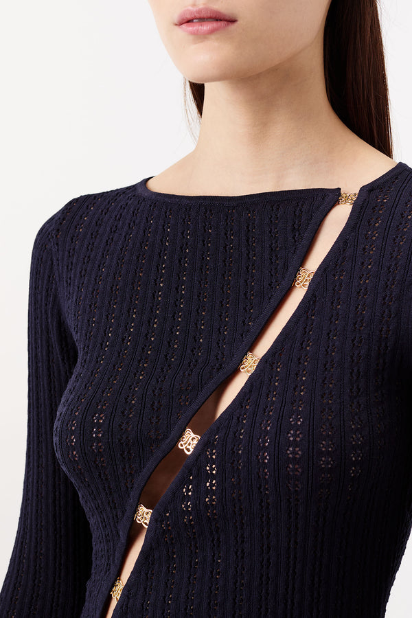 Knit top with an opening and gold jewelry