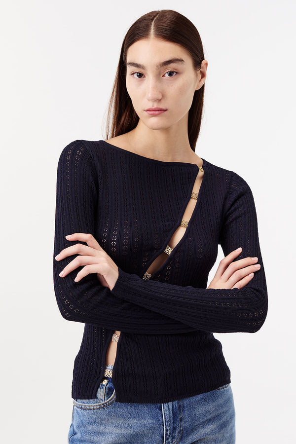 Knit top with an opening and gold jewelry