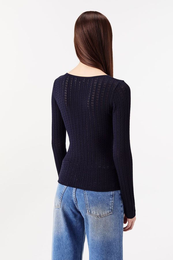 Knit top with an opening and gold jewelry