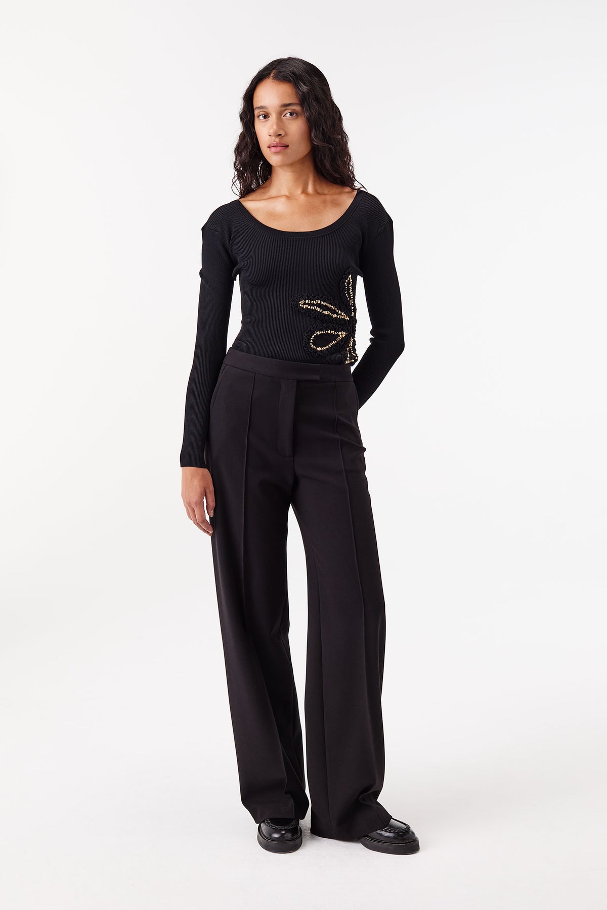 Knit top with flowers embellished with gold jewelry