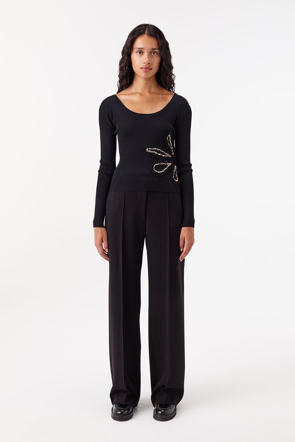 Knit top with flowers embellished with gold jewelry