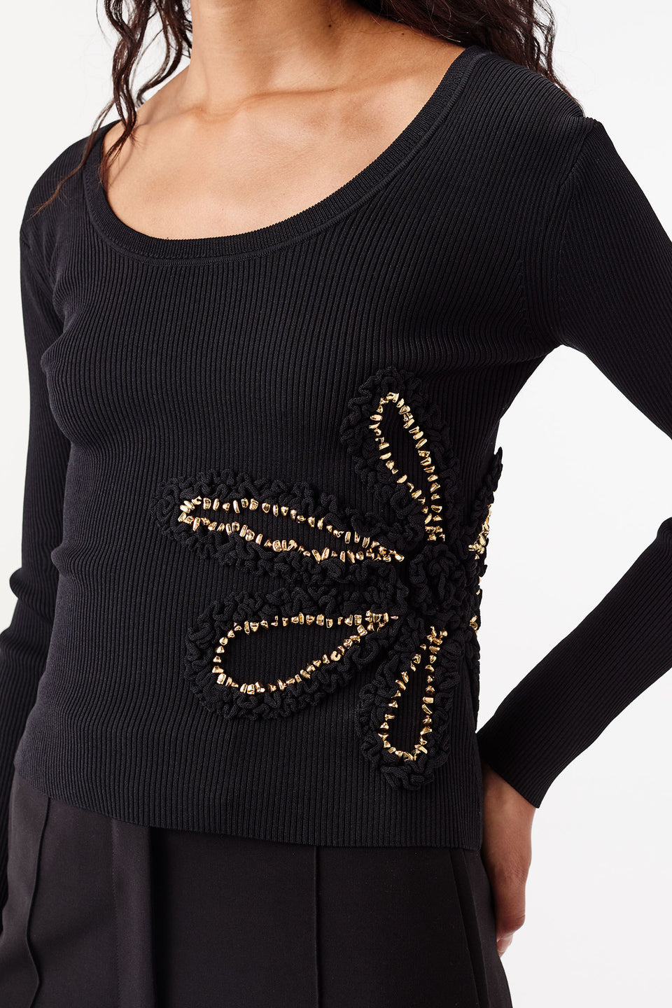 Knit top with flowers embellished with gold jewelry